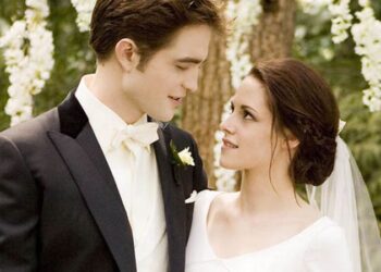 Kristen Stewart Shows In Mini Dress After Robert Pattinson Marriage Date Reveals
