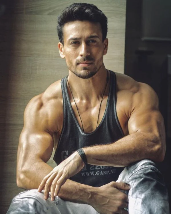TIGER SHROFF SHOWS OFF HIS MUSCULAR BODY IN A VIDEO ON INSTAGRAM