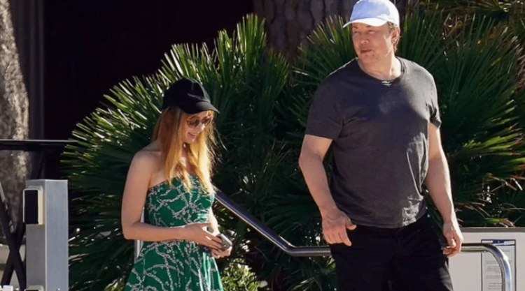 Billionaire Elon Musk enjoys the sun and the sea with a new boyfriend