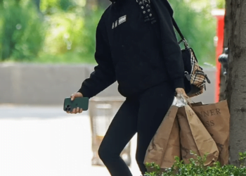 Irina Shayk bets on total black, even when she goes grocery shopping