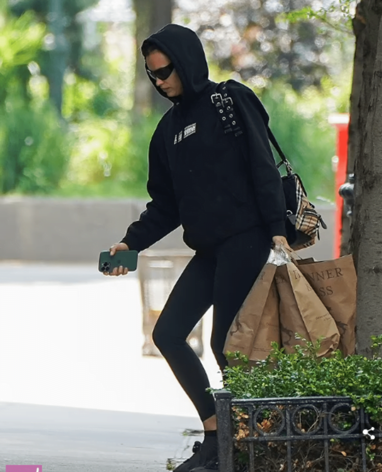 Irina Shayk bets on total black, even when she goes grocery shopping