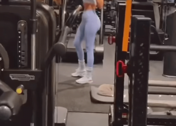 Khloe Kardashian revealed her pumped-up abs at the gym