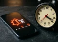 Conceptual image of a clock and a phone alert signifying a rapid crisis timeline.